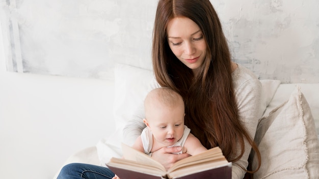 Foto gratuita vista frontale della madre e del bambino felici