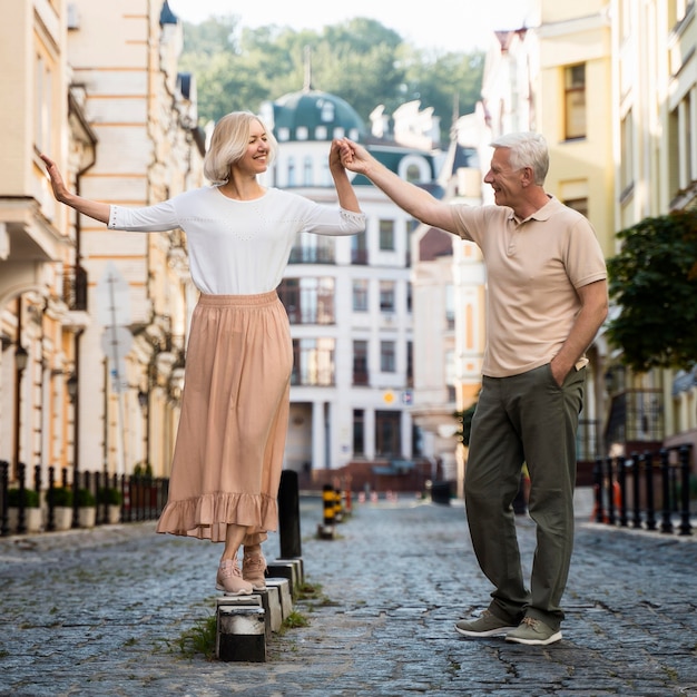 야외 산책을 즐기는 행복 한 노인 커플의 전면보기