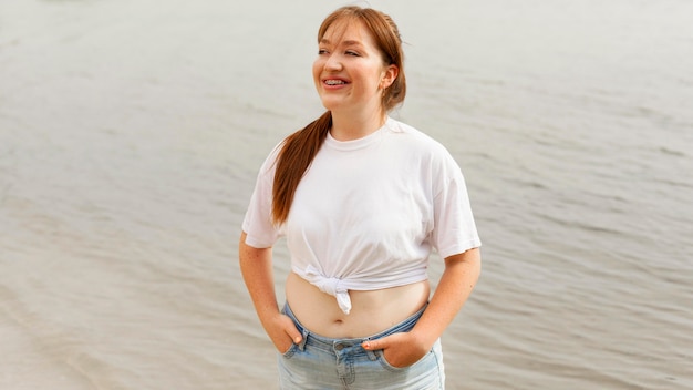 Foto gratuita vista frontale della donna felice in spiaggia