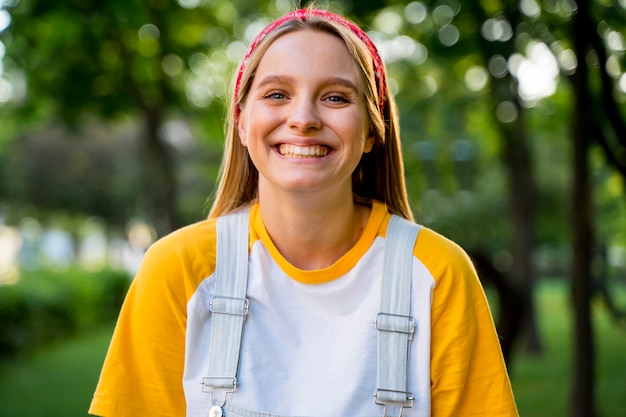 Front view of happy woman posing outdoors