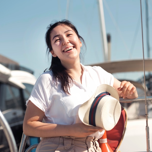 帽子をかぶってポーズをとって正面図幸せな女性