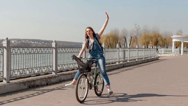 Вид спереди счастливой женщины на велосипеде