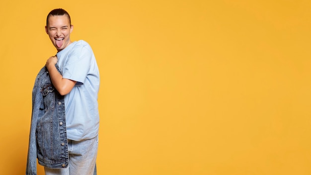 Foto gratuita vista frontale della donna felice con giacca di jeans