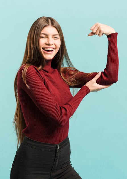 Free photo front view happy women in studio