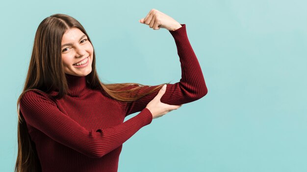 スタジオで正面の幸せな女性