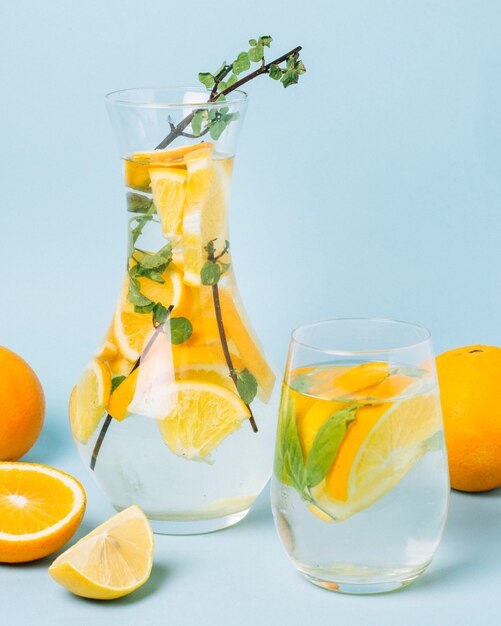 デカンタの正面の健康的なオレンジジュース