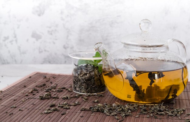 Вид спереди здоровый органический чай в чайнике