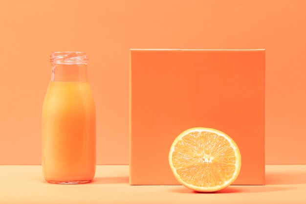 正面の健康的なスムージーとオレンジ