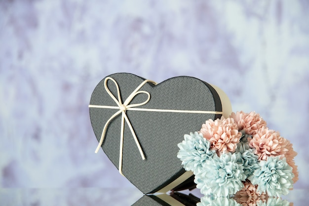 Free photo front view of heart box colored flowers on grey abstract background copy space