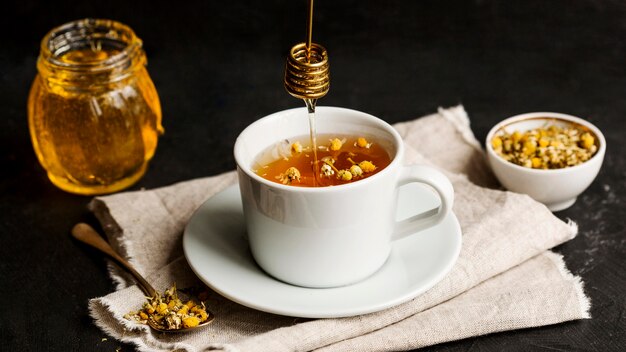 Вид спереди концепции травяной чай с медом