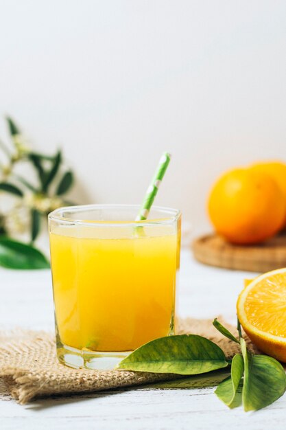 Вид спереди домашний освежающий апельсиновый сок