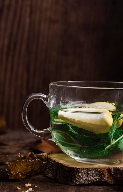 Foto gratuita acqua calda vista frontale con limone e menta