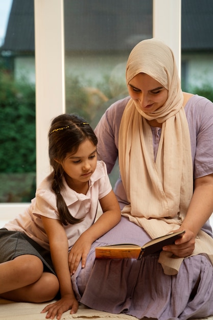 Foto gratuita famiglia islamica di vista frontale a casa