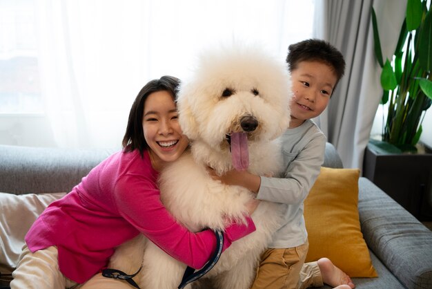 Famiglia giapponese di vista frontale con il cane a casa