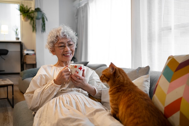 猫と正面図の日本人女性