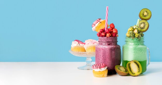 Вид спереди банок с десертом и фруктами