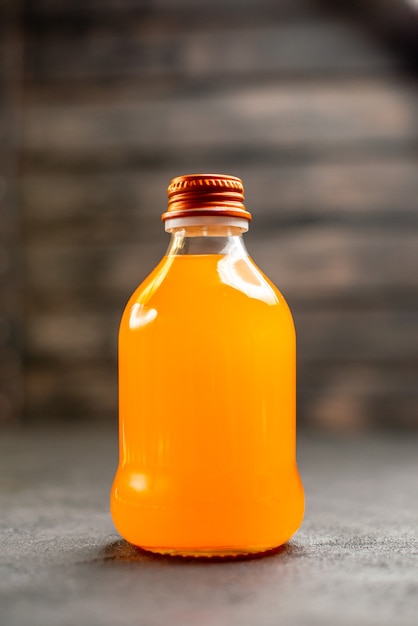 隔離された表面の正面図のジュース瓶