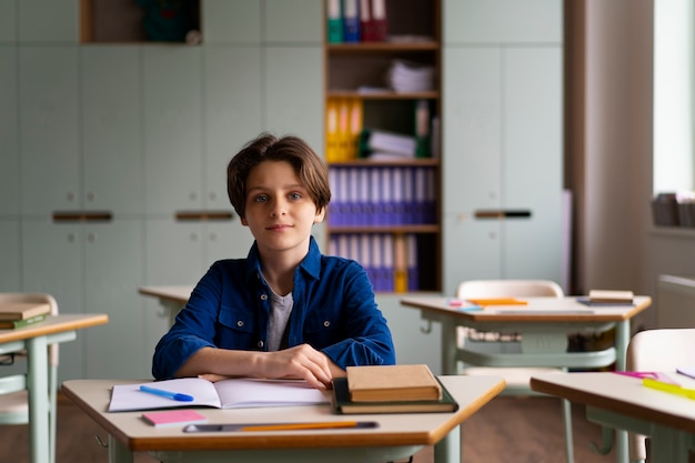 Foto gratuita bambino di vista frontale che tradisce a scuola