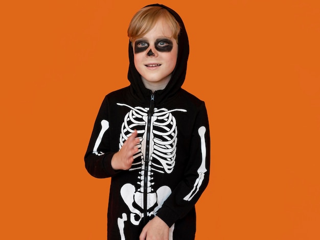 Вид спереди ребенок в жутком костюме на хэллоуин
