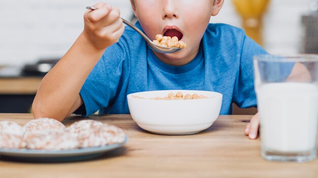 穀物を食べる正面の子供