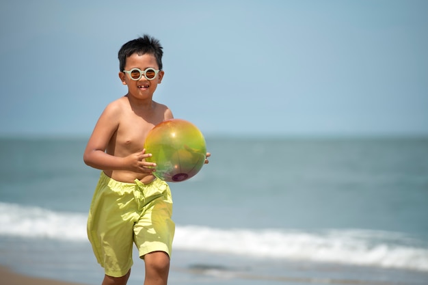 Foto gratuita sfera della holding del bambino di vista frontale