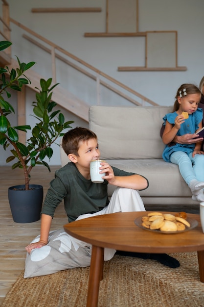 Foto gratuita tazza della holding del bambino di vista frontale