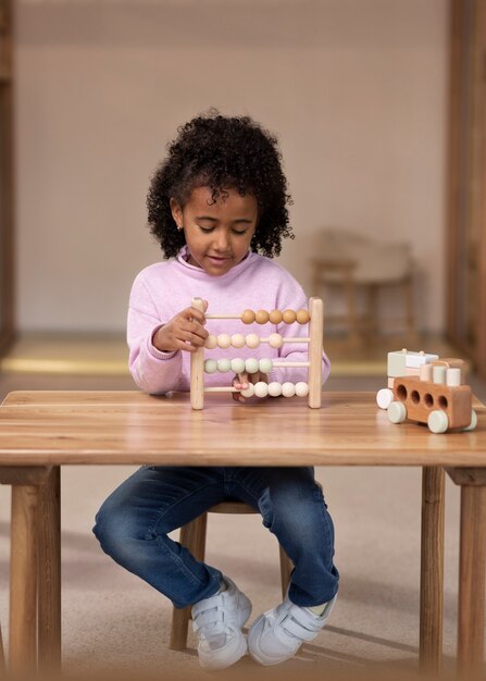 テーブルに座っている正面の子供