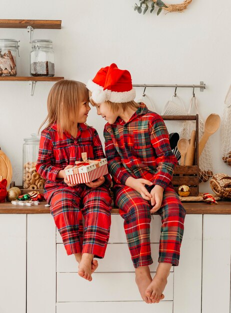 一緒にクリスマスを祝う正面図の子供たち