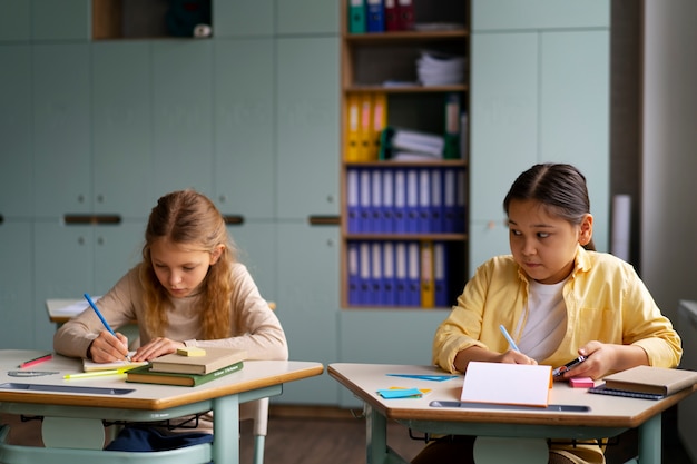 Foto gratuita vista frontale dei bambini che tradiscono a scuola