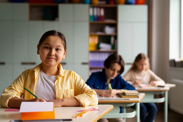 Vista frontale dei bambini che tradiscono a scuola