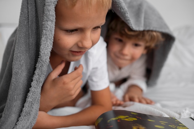 Foto gratuita bambini vista frontale sdraiati a letto