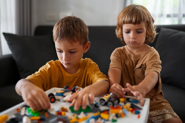 Foto gratuita vista frontale bambini che giocano al chiuso