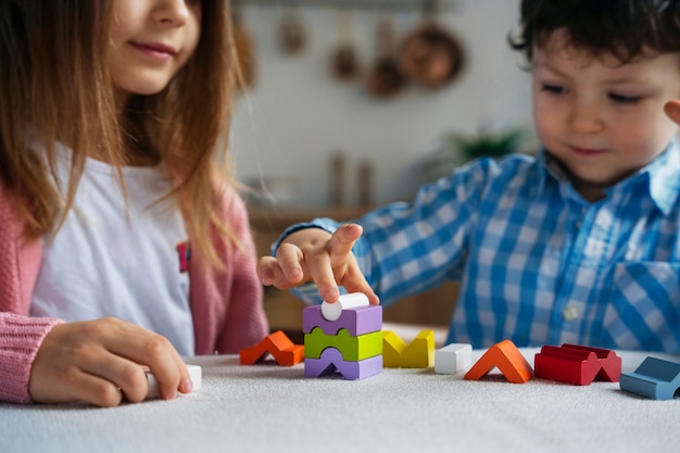 Foto gratuita vista frontale bambini che giocano a giochi di memoria