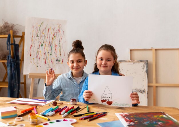 学校でポーズをとる正面の子供たち