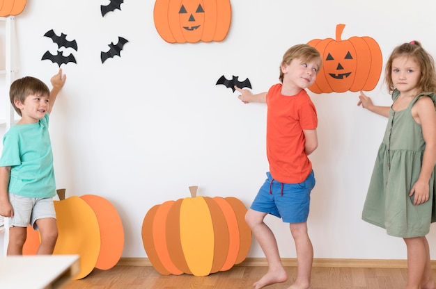 Vista frontale di bambini con modalità di concetto di halloween
