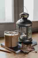 Бесплатное фото Лампа переднего вида со свечой и круглой коробкой на повестке дня