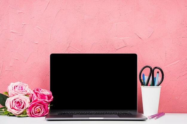 Вид спереди на ноутбук с букетом роз
