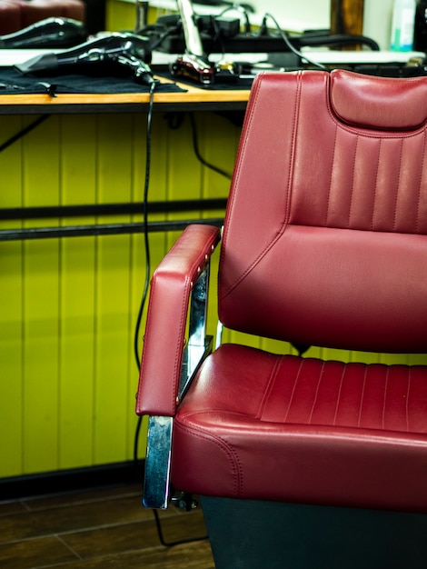 Кожаное парикмахерское кресло, вид спереди