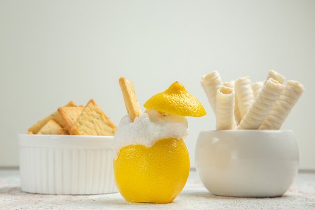 Вид спереди лимонный коктейль со льдом на белом столе цитрусовый коктейльный сок