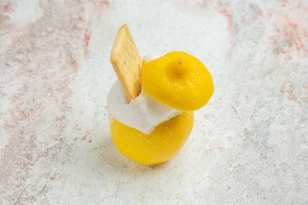 흰색 테이블 감귤 칵테일 주스에 얼음을 넣은 전면 보기 레몬 칵테일