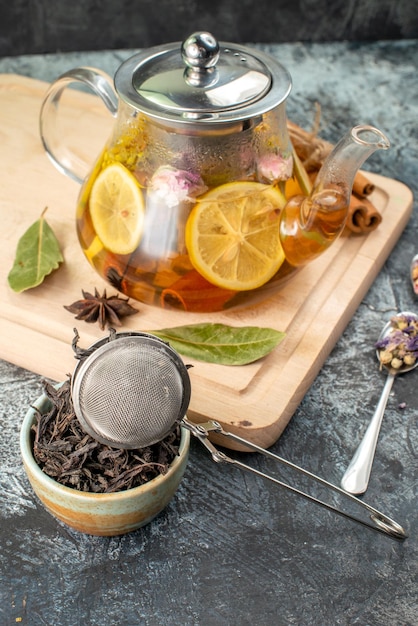 Foto gratuita vista frontale tè al limone in bollitore su sfondo grigio colore alimentare frutta colazione cerimonia sapore fiore