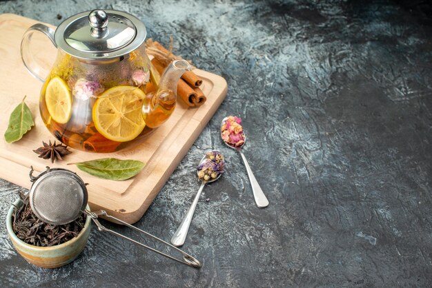 Вид спереди чай с лимоном в чайнике на сером фоне еда утро фрукты завтрак фото церемония цвет аромат цветок