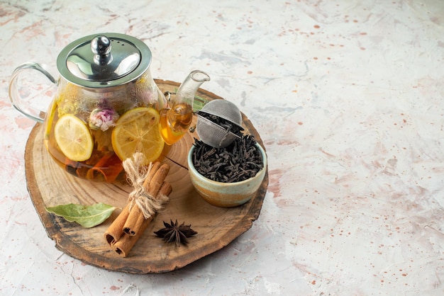 Вид спереди чай с лимоном в чайнике на светлом фоне пищевой краситель утренние фрукты завтрак церемония вкус цветок