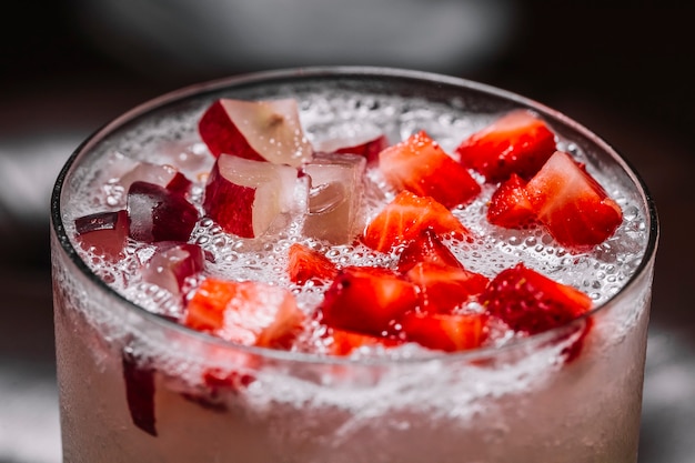 Free photo front view lemonade with strawberries and apples