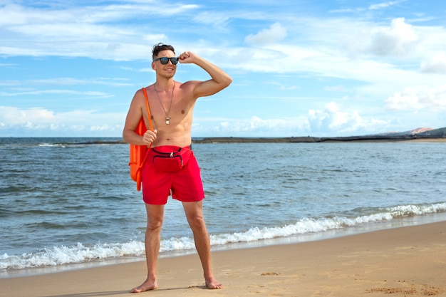 Free photo front view lifeguard wearing sunglasses