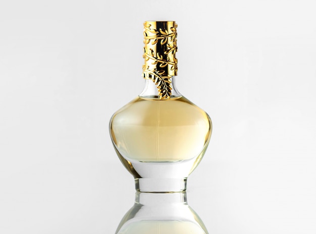 Una bottiglia di luce vista frontale con tappo dorato isolato sul pavimento bianco