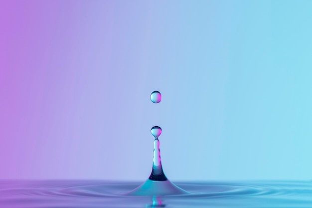 滴とスプラッシュで液体の正面図