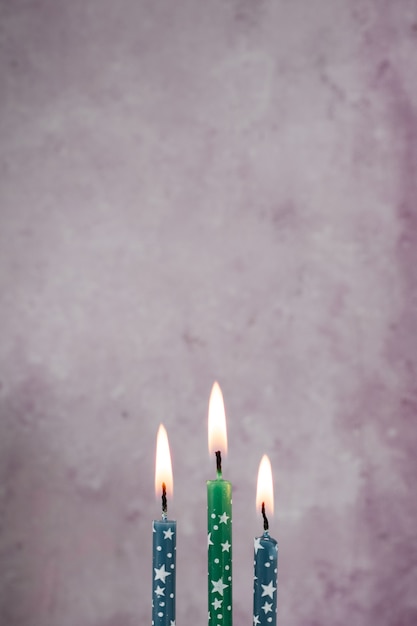 コピースペースで点灯の誕生日の蝋燭の正面図