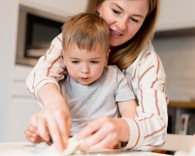 自宅で料理の小さな男の子の正面図