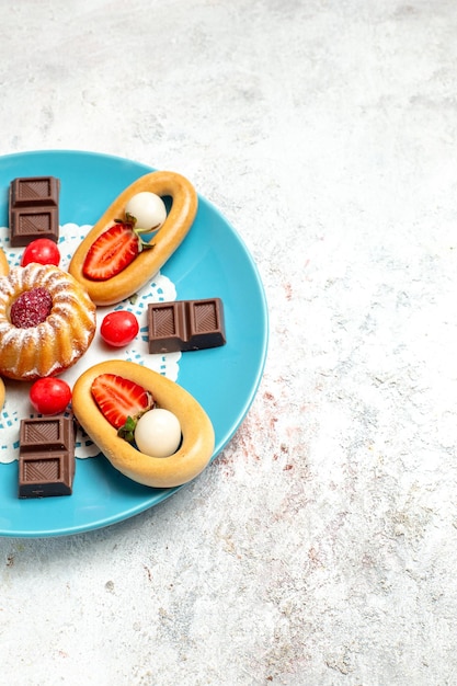 Vista frontale piccola torta con cracker dolci al cioccolato e fragole su uno sfondo bianco torta di biscotto dolce torta di biscotto alla frutta